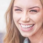 Portrait d’une physiothérapeute satisfaite utilisant Tymelyapp pour la gestion des rendez-vous médicaux.