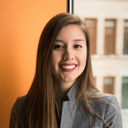 Portrait d’une esthéticienne ou masseuse satisfaite de Tymelyapp pour la gestion de ses rendez-vous clients.