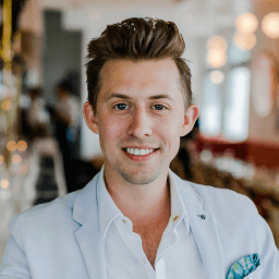 Portrait d’un coach d’affaires utilisant Tymelyapp pour gérer ses rendez-vous clients à distance.