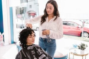 Coiffeur professionnel coupant les cheveux d’un client dans un salon moderne - réservation en ligne simple avec Rezavio